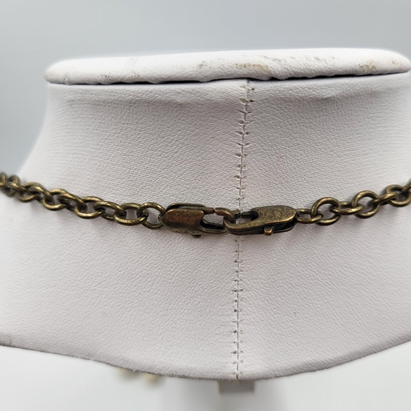 Crackled Beige Beads on Dark Chunky Chain - Picture 7 of 8